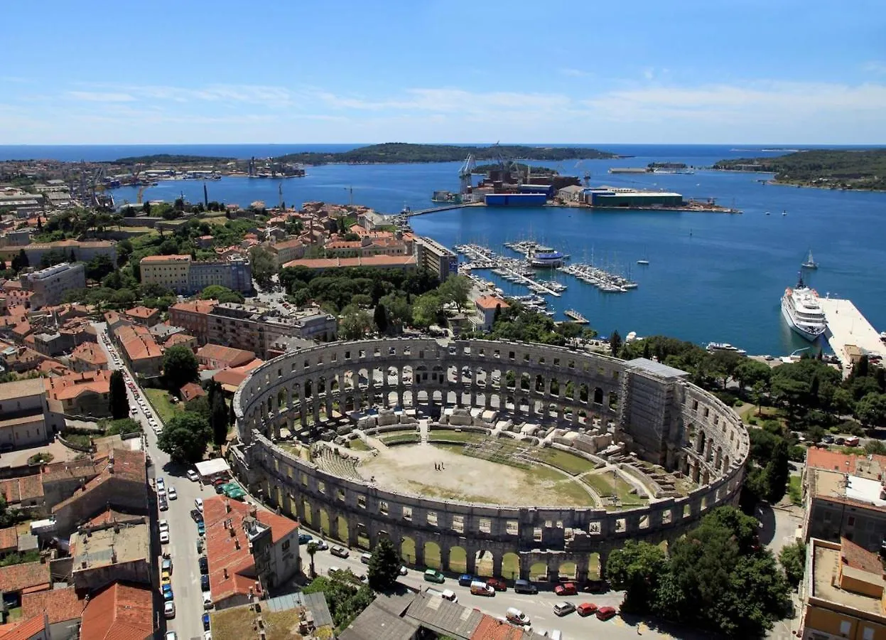 Apartments With Wifi Pula - 15986
